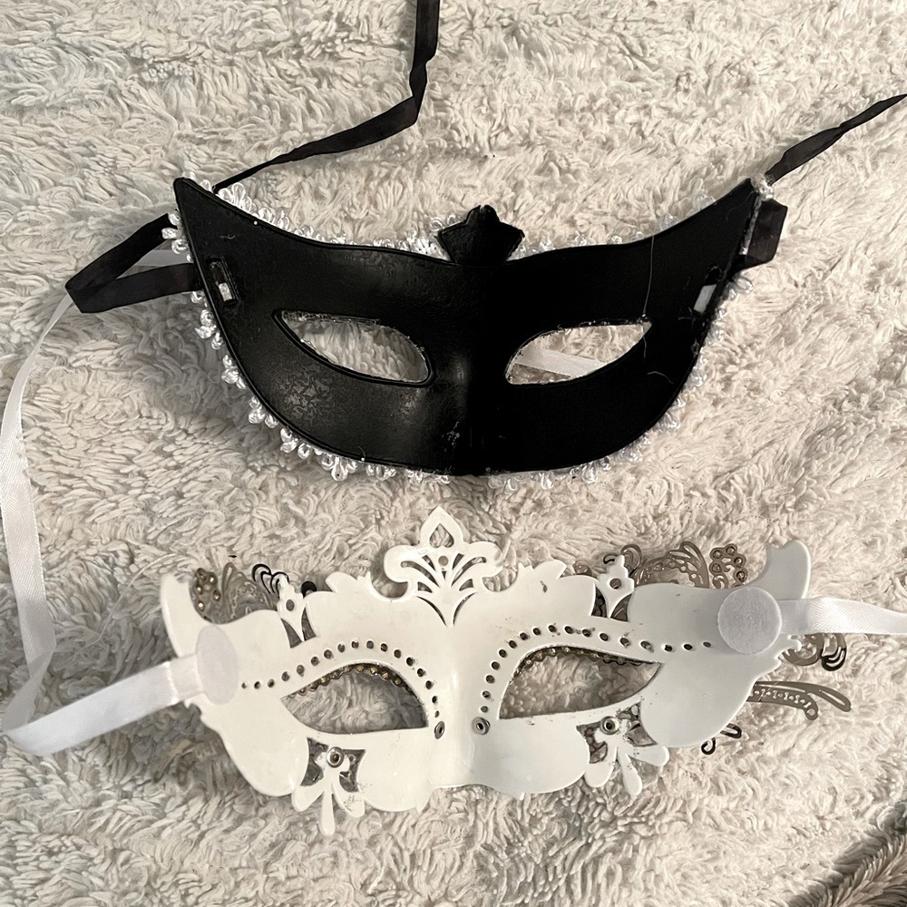 Halloween Couples Costume Silver and White Masquerade Masks NWOT - Picture 3 of 3
